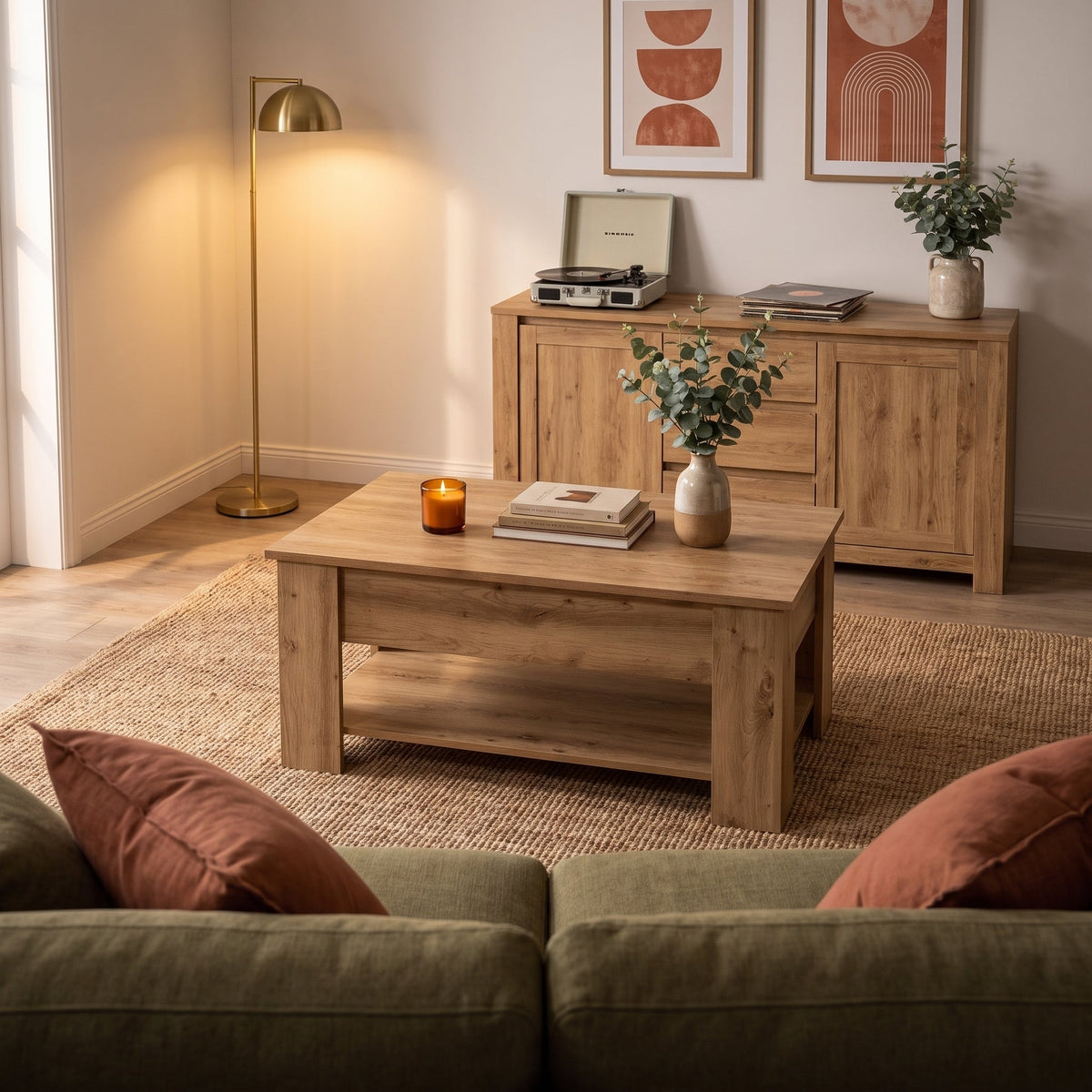 Table basse Aveline dans un salon chaleureux au soir — Maison Rovena #Dimensions_101 × 49 × 52 cm #Couleur_Chêne artisanal