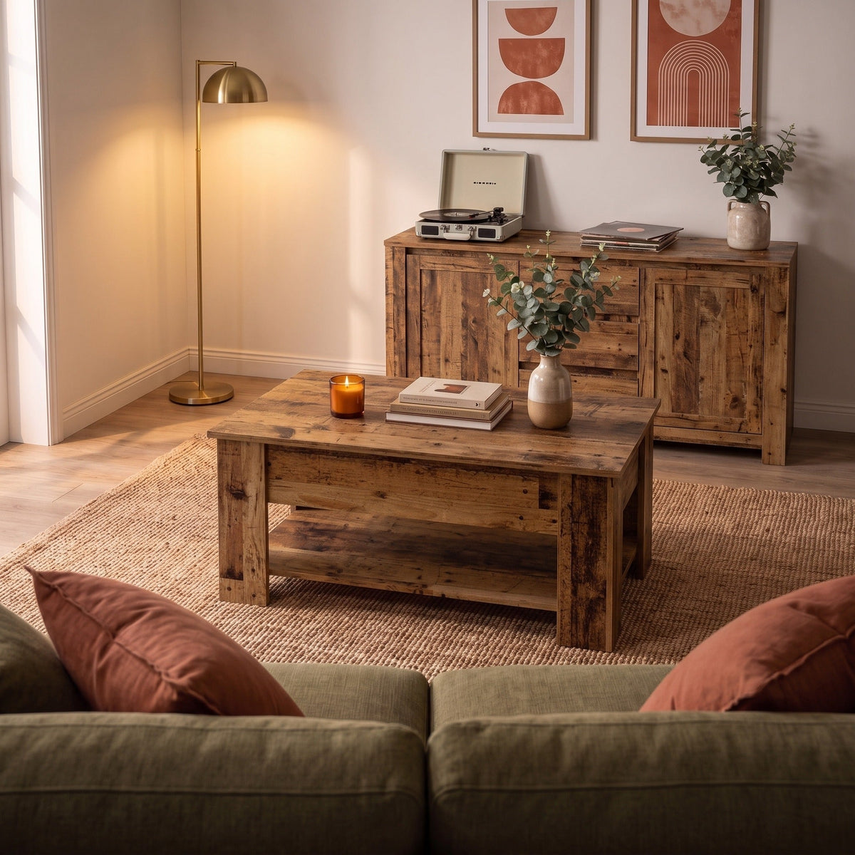 Table basse Aveline en vieux bois dans un salon chaleureux au soir — Maison Rovena #Dimensions_101 × 49 × 52 cm #Couleur_Vieux bois
