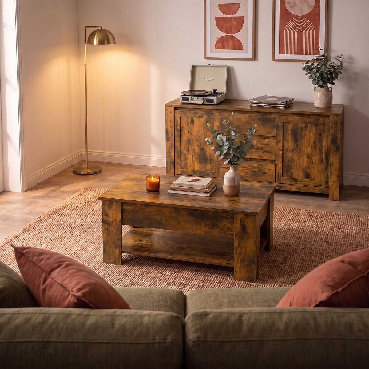 Table basse Aveline 79 cm en chêne fumé dans un salon chaleureux au soir — Maison Rovena #Dimensions_79 × 49 × 41 cm #Couleur_Chêne fumé
