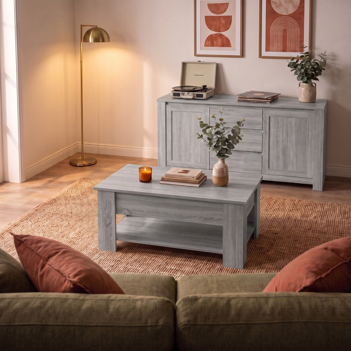 Table basse Aveline 79 cm en Sonoma gris dans un salon chaleureux au soir — Maison Rovena #Dimensions_79 × 49 × 41 cm #Couleur_Sonoma gris