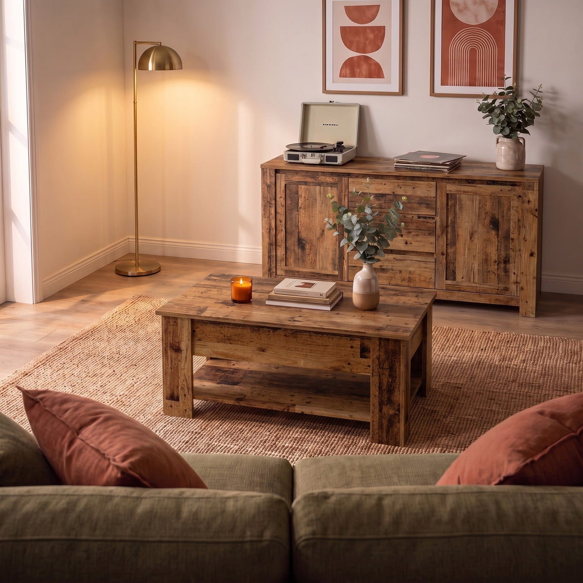 Table basse Aveline 79 cm en vieux bois dans un salon chaleureux au soir — Maison Rovena #Dimensions_79 × 49 × 41 cm #Couleur_Vieux bois
