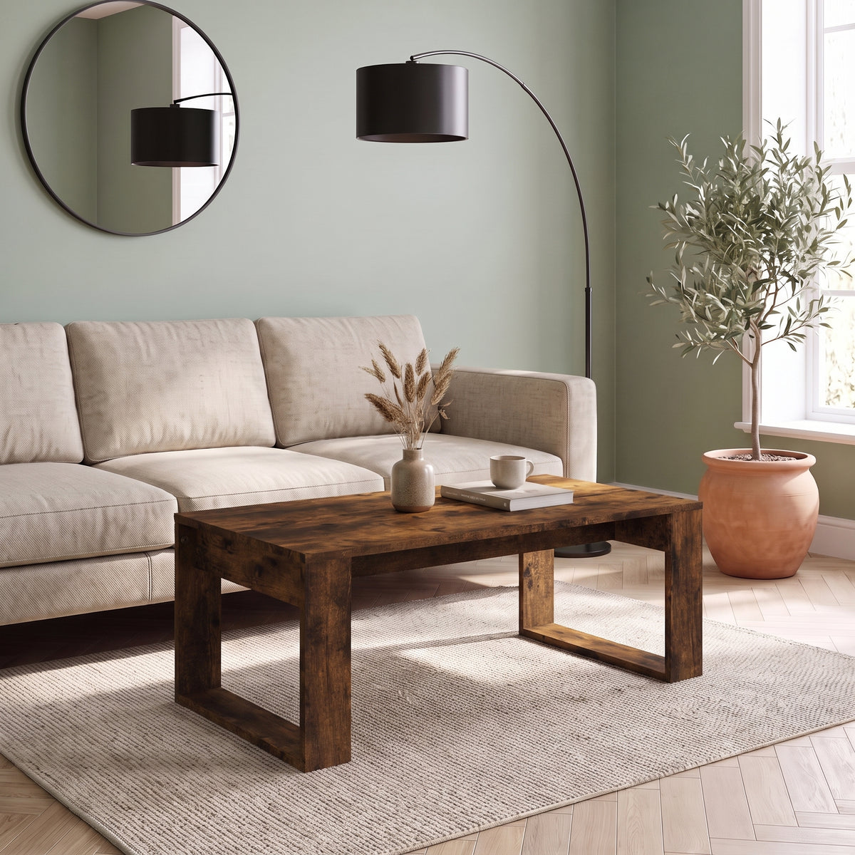 Table basse en bois Arlon, chêne fumé, le long du canapé dans un salon lumineux #Couleur_Chêne fumé
