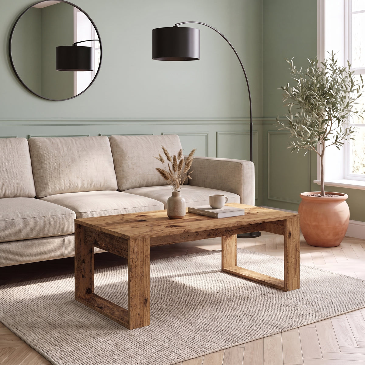 Table basse en bois Arlon, vieux bois, le long du canapé dans un salon lumineux #Couleur_Vieux bois