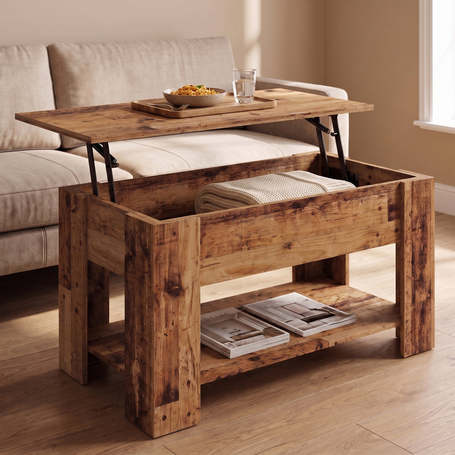 Table basse relevable Aveline vieux bois, plateau relevé vers le canapé avec plateau-repas