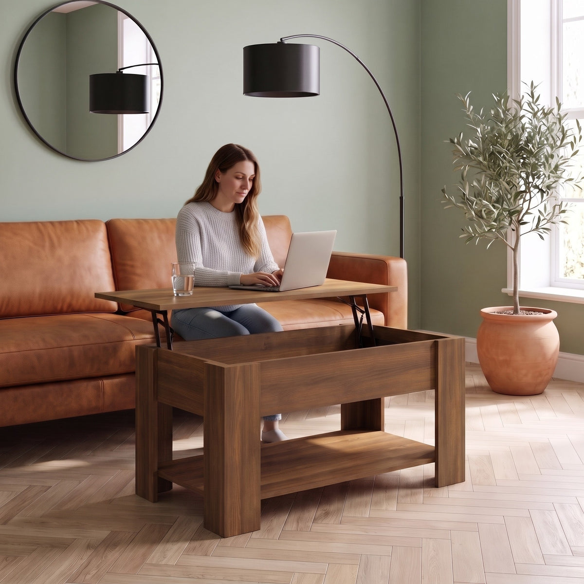 Aveline chêne marron 101 cm au quotidien : télétravail depuis le canapé, ordinateur sur le plateau relevé #Dimensions_101 × 49 × 52 cm #Couleur_Chêne marron
