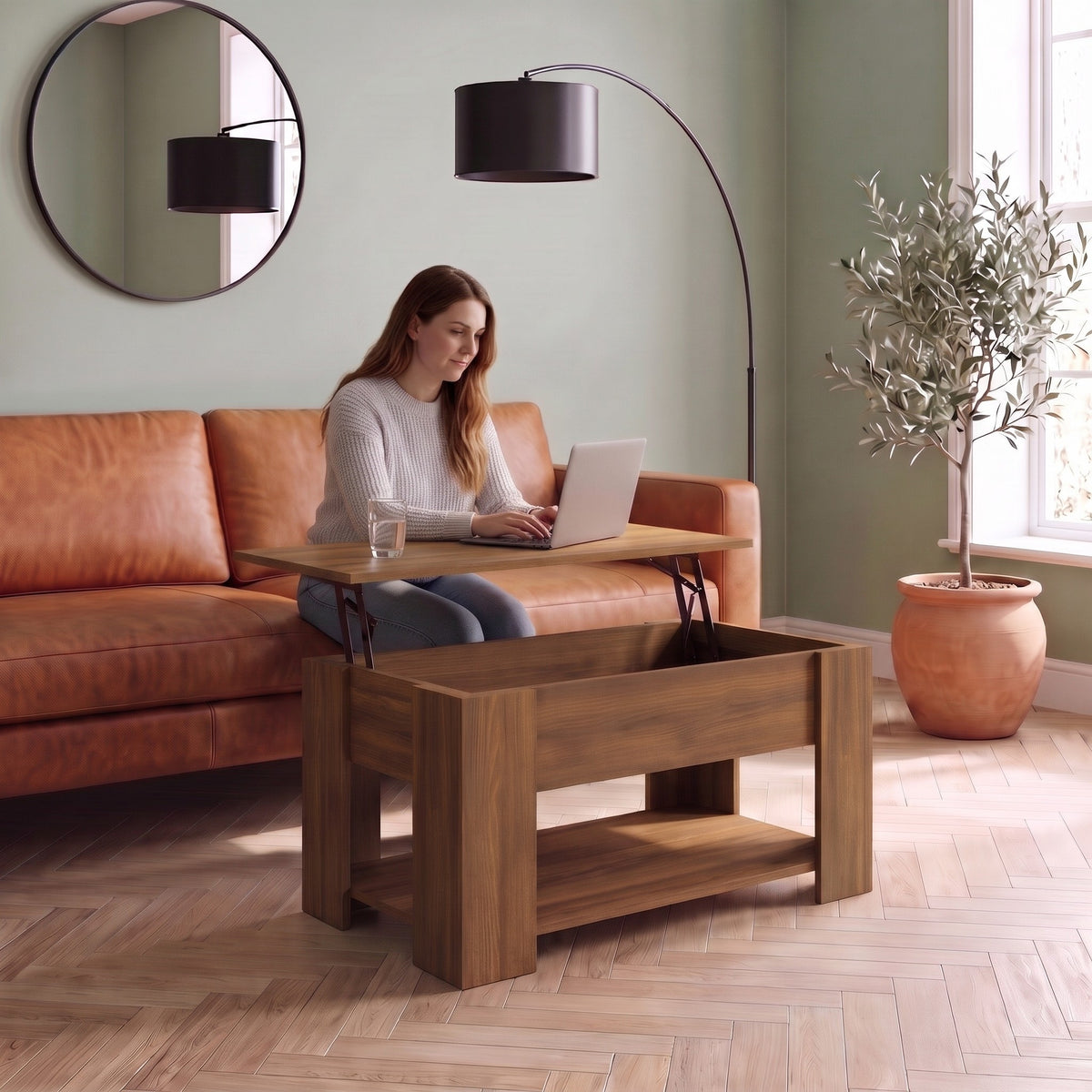Aveline chêne marron 79 cm au quotidien : télétravail depuis le canapé, ordinateur sur le plateau relevé #Dimensions_79 × 49 × 41 cm #Couleur_Chêne marron