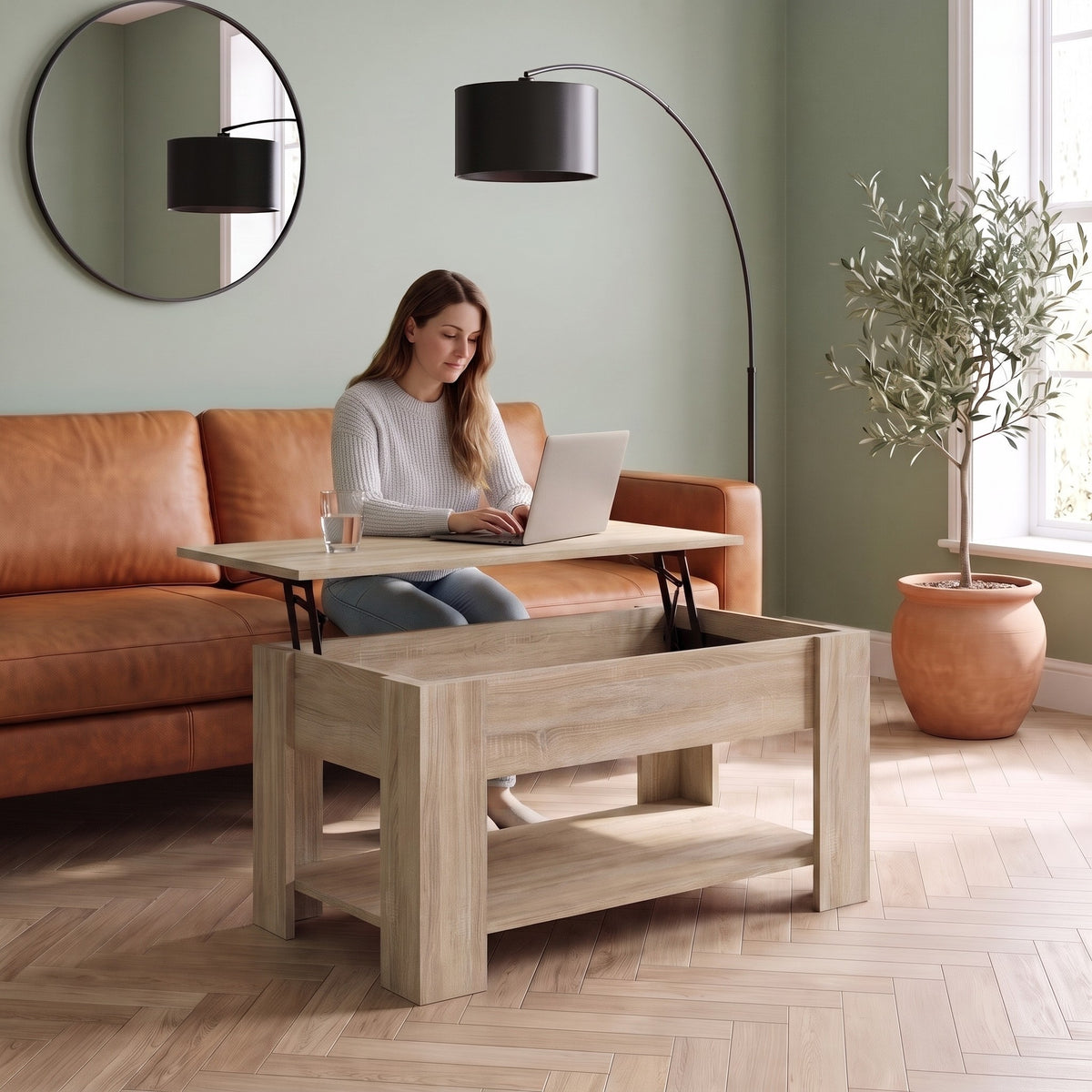 Aveline chêne Sonoma 101 cm au quotidien : télétravail depuis le canapé, ordinateur sur le plateau relevé #Dimensions_101 × 49 × 52 cm #Couleur_Chêne Sonoma