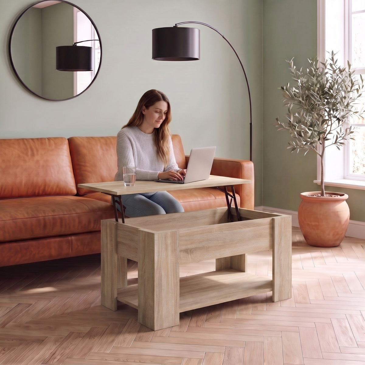 Aveline chêne Sonoma 79 cm au quotidien : télétravail depuis le canapé, ordinateur sur le plateau relevé #Dimensions_79 × 49 × 41 cm #Couleur_Chêne Sonoma