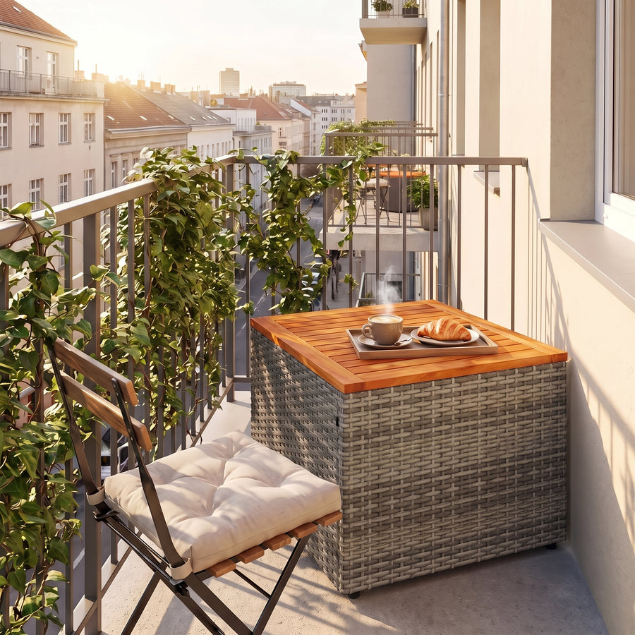 Cabana bois gris — petite, donc partout, sur un balcon étroit
