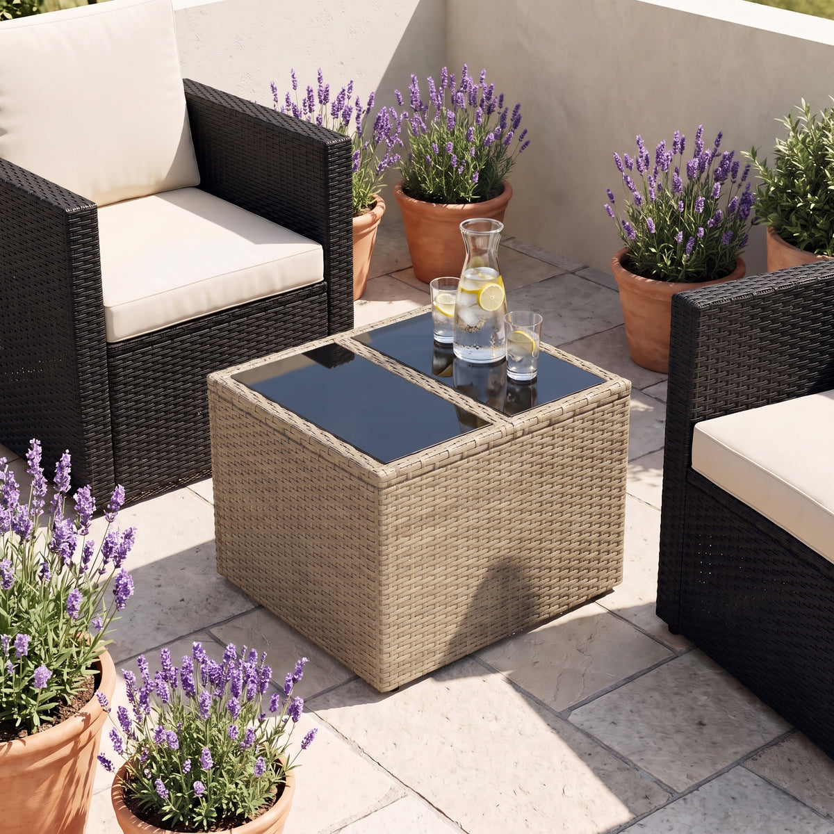Table résine tressée Cabana, verre, beige, sur une terrasse en journée #Matériau_Verre #Couleur_Beige