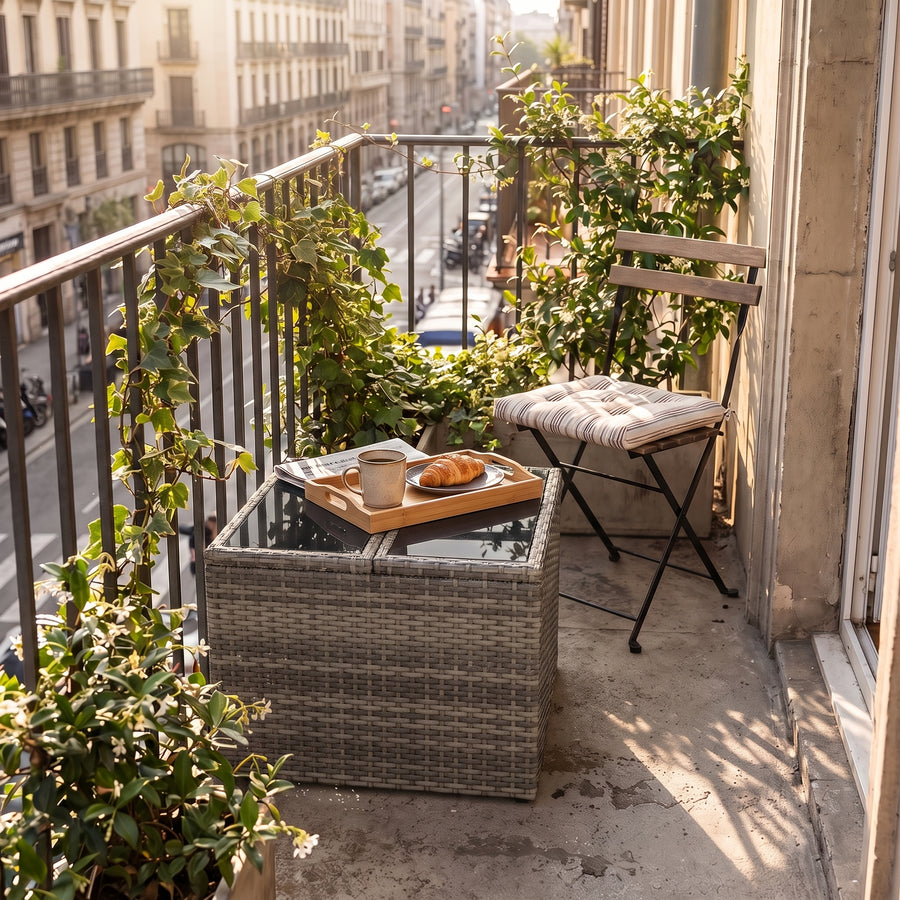 Cabana verre gris — petite, donc partout, sur un balcon étroit