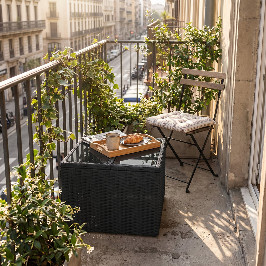 Cabana verre noir — petite, donc partout, sur un balcon étroit