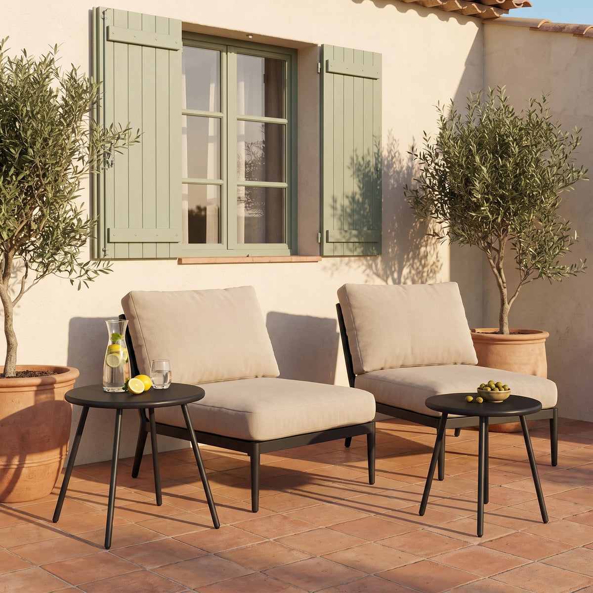 Tables Duna sur une terrasse méditerranéenne — Maison Rovena