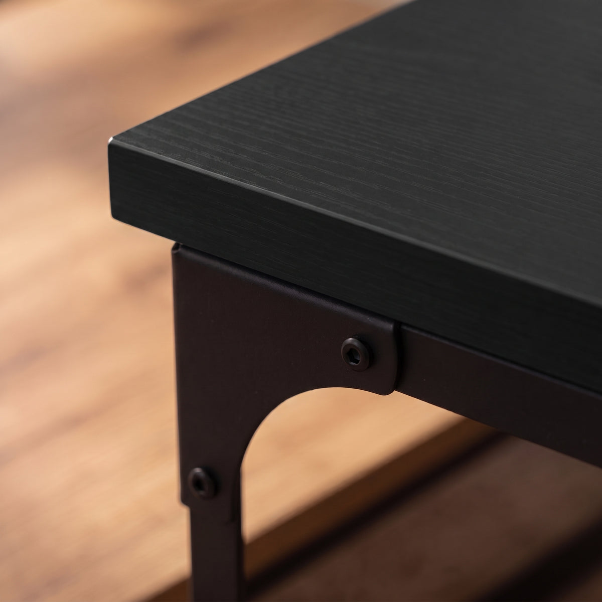 Zoom sur le plateau et le piètement fer des Gemella noir #Couleur_Noir