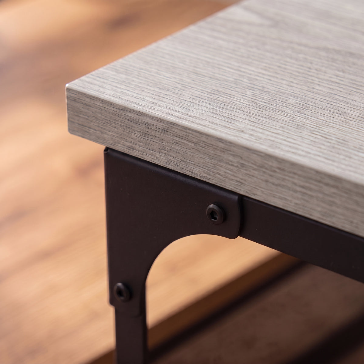 Zoom sur le plateau sonoma gris et le piètement fer des Gemella #Couleur_Sonoma Gris