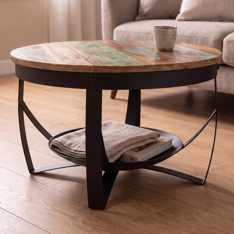 Table basse ronde Halo bois coloré, vue basse : la lumière passe sous le plateau en manguier