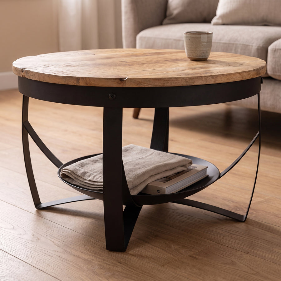 Table basse ronde Halo bois naturel, vue basse : la lumière passe sous le plateau en manguier