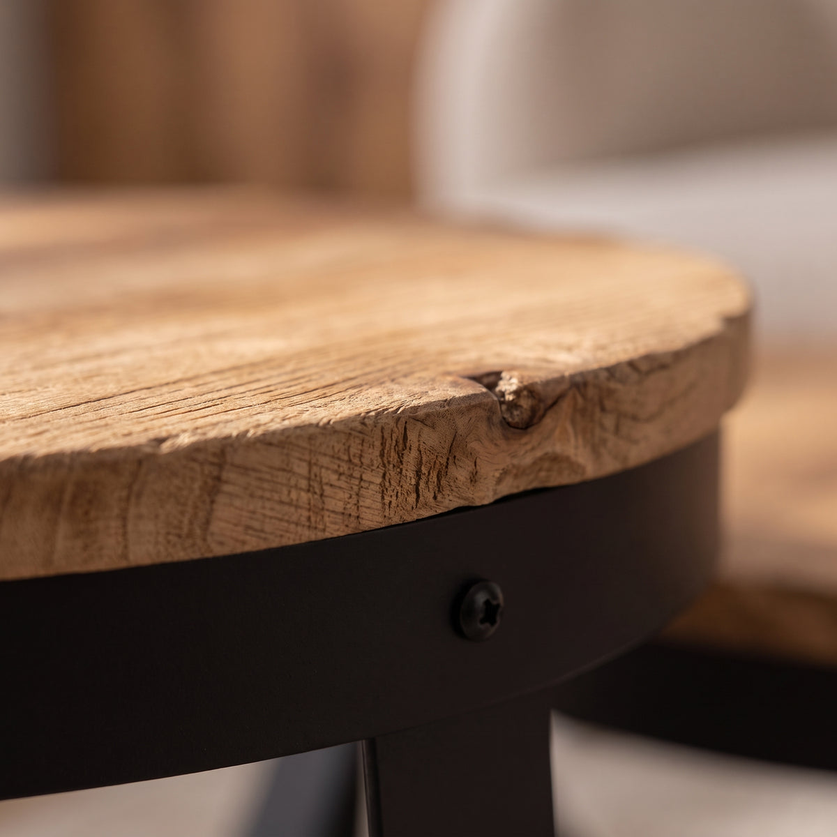 Zoom sur le plateau manguier brut et l'anneau de fer noir #Couleur_Bois naturel