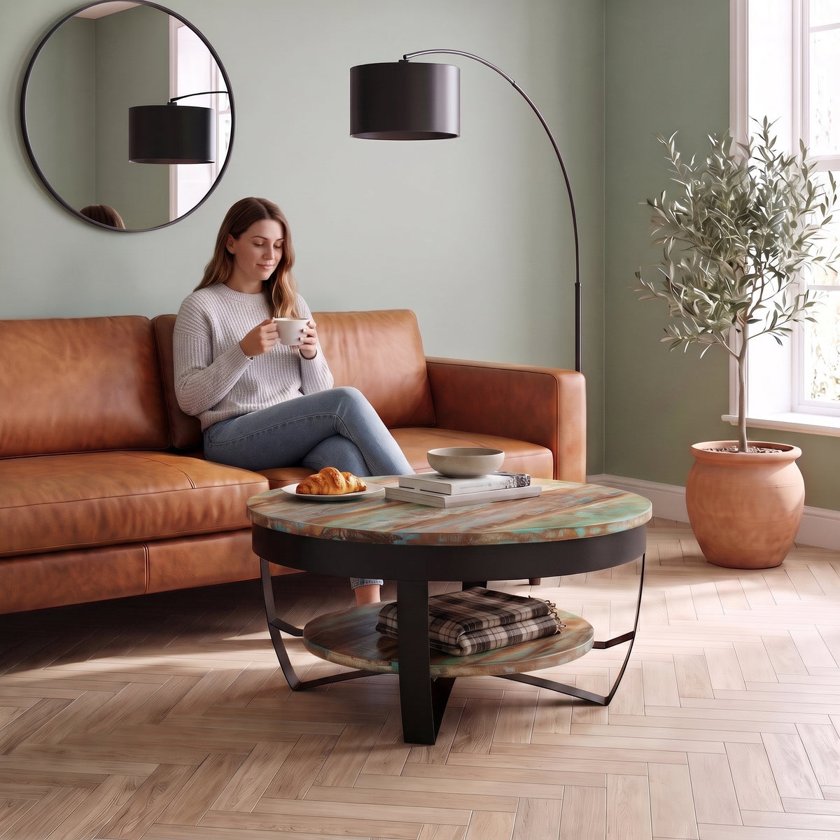 Table basse ronde Lunaria bois coloré au quotidien : café du matin depuis le canapé #Couleur_Bois coloré