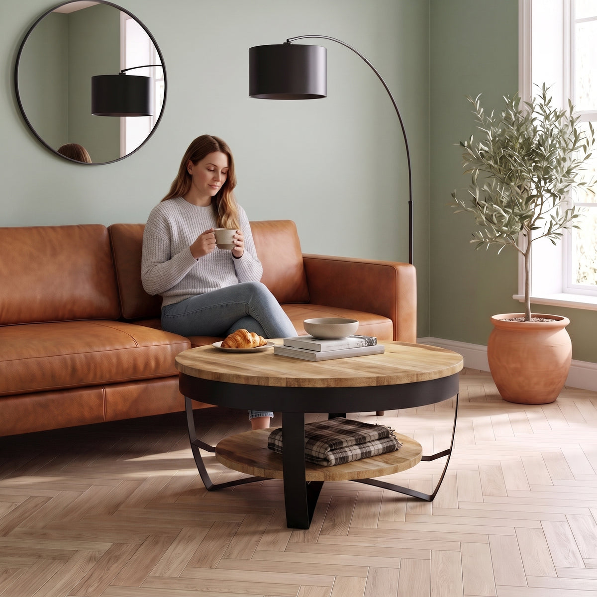 Table basse ronde Lunaria bois naturel au quotidien : café du matin depuis le canapé #Couleur_Bois naturel