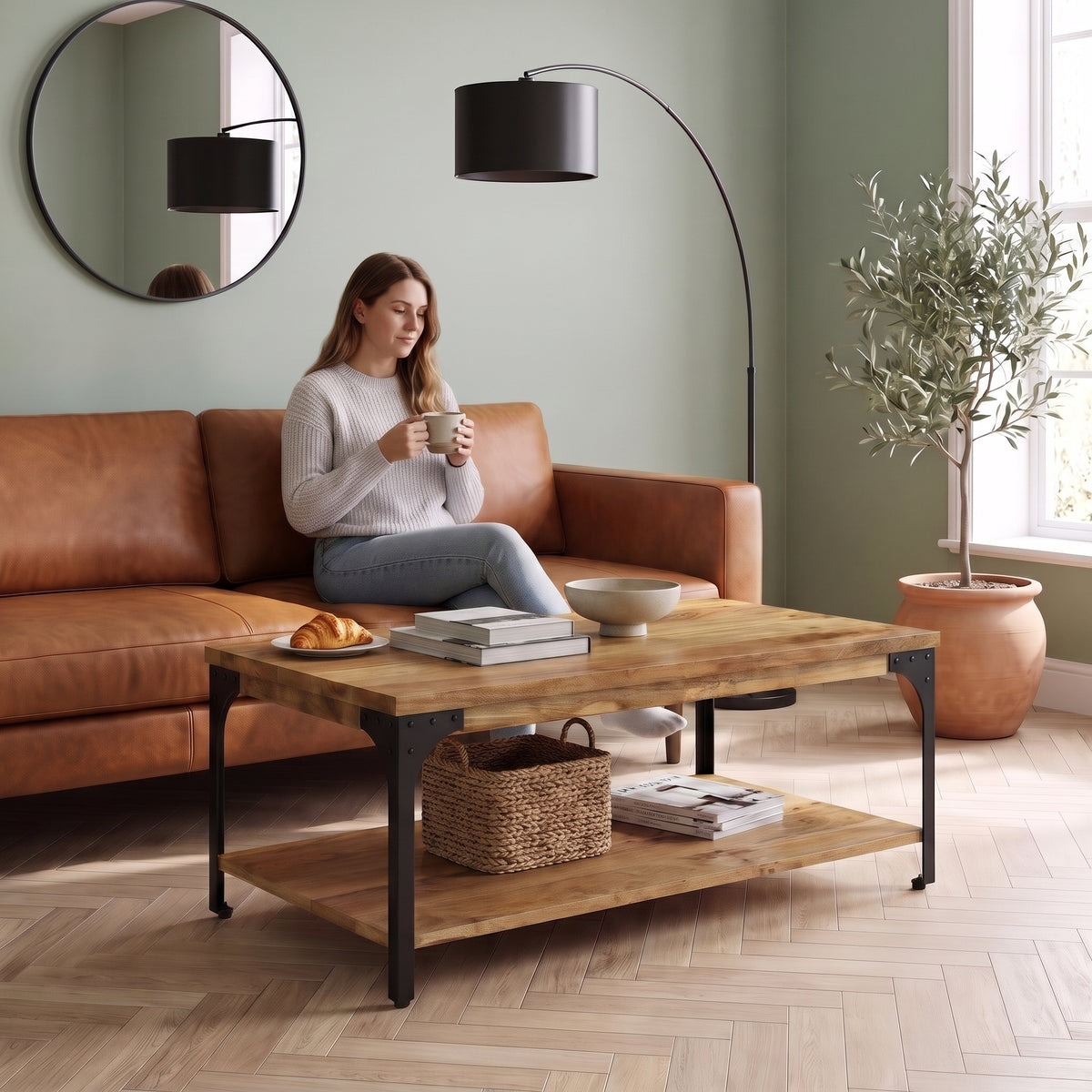 Table basse industrielle en manguier et métal Forgia bois artisanal au quotidien : café du matin depuis le canapé #Couleur_Bois artisanal