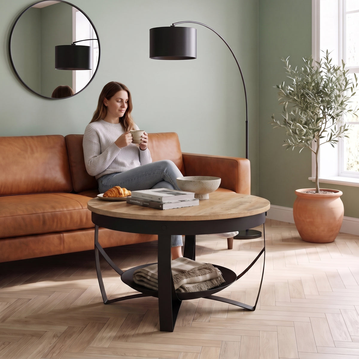 Table basse ronde industrielle bois et métal Halo bois naturel au quotidien : café du matin depuis le canapé #Couleur_Bois naturel