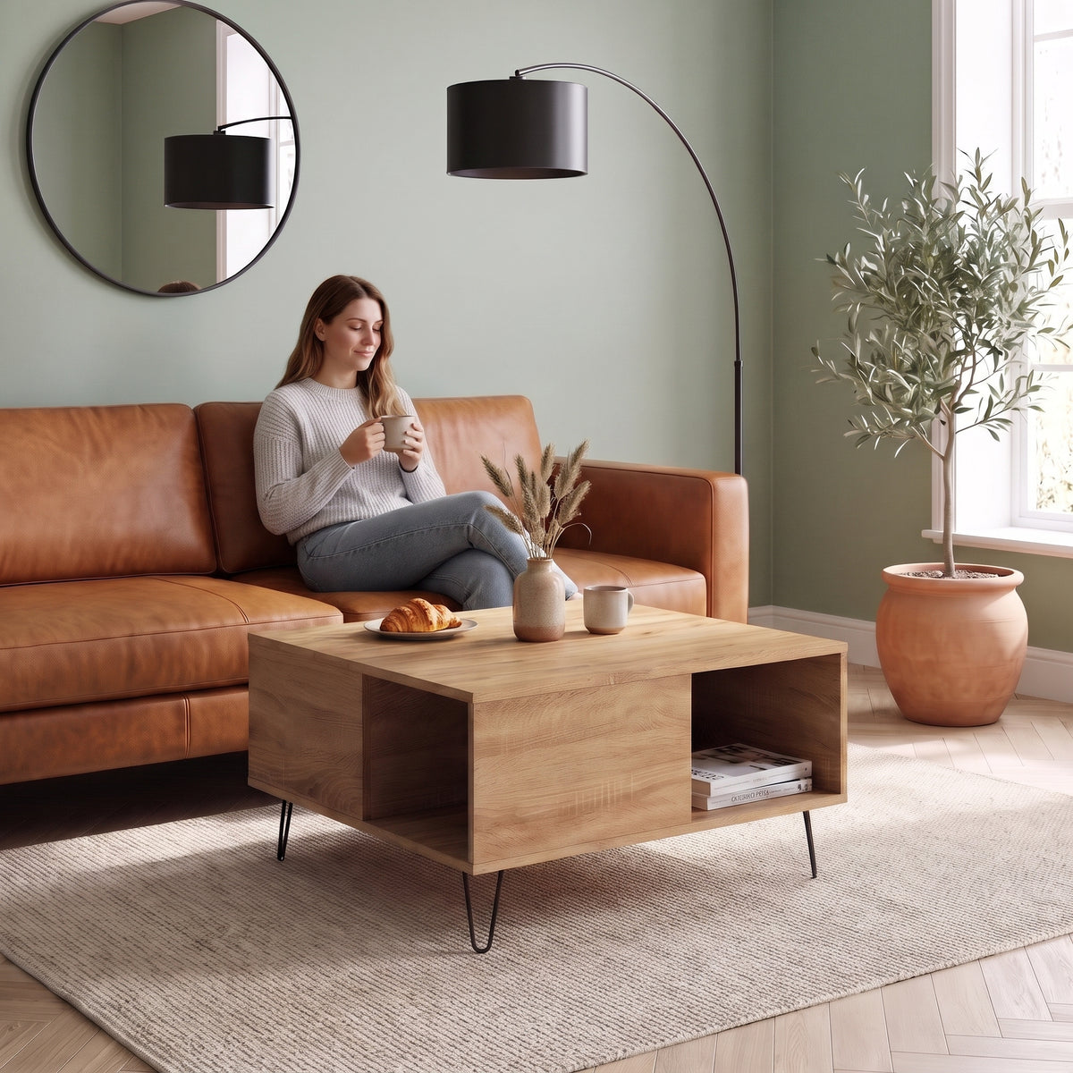 Table basse scandinave carrée avec niche Savia chêne artisanal au quotidien : café du matin depuis le canapé #Couleur_Chêne artisanal