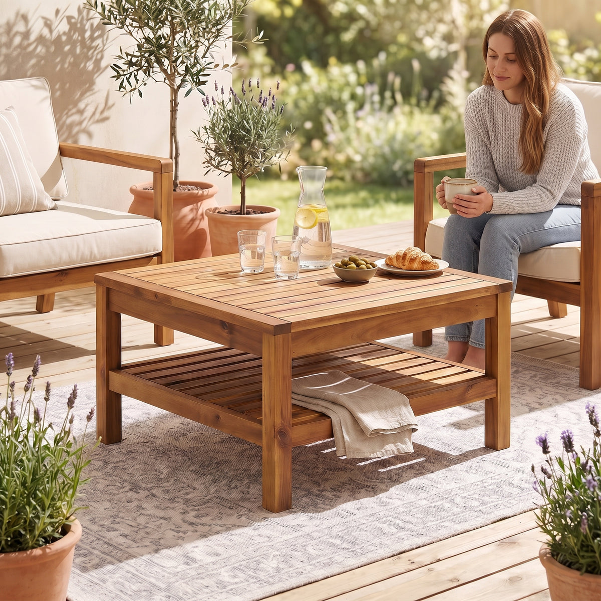 Petite table basse de jardin en acacia massif Soléa au quotidien : café du matin au jardin