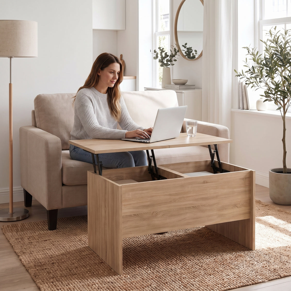 Table basse relevable décor chêne avec coffre Maela chêne sonoma , 80 × 50,5 × 41,5 cm au quotidien : télétravail depuis le canapé, ordinateur sur le plateau relevé #Couleur_Chêne Sonoma #Dimensions_80 × 50,5 × 41,5 cm