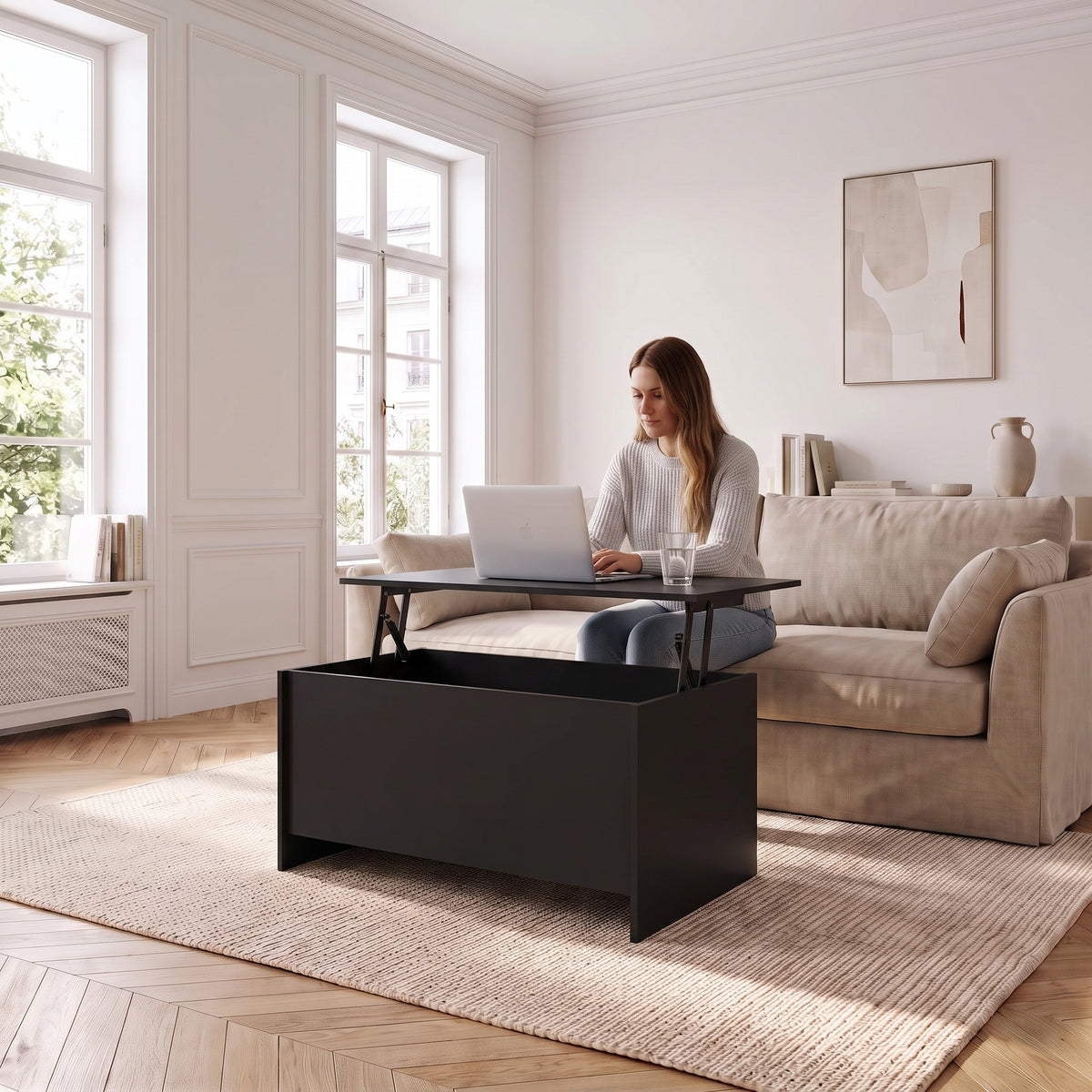 Table basse avec plateau relevable et coffre Velia 102 × 55,5 × 52,5 cm , noir au quotidien : télétravail depuis le canapé, ordinateur sur le plateau relevé #Dimensions_102 × 55,5 × 52,5 cm #Couleur_Noir