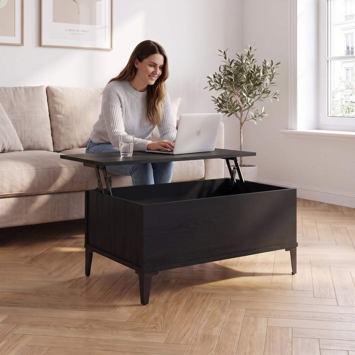 Petite table basse relevable pieds métal Elva 60 × 44,5 × 45 cm , noir au quotidien : télétravail depuis le canapé, ordinateur sur le plateau relevé #Dimensions_60 × 44,5 × 45 cm #Couleur_Noir