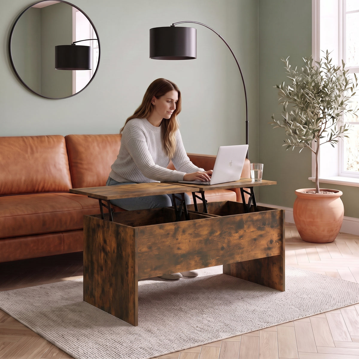 Table basse relevable décor chêne avec coffre Maela chêne fumé , 102 × 50,5 × 46,5 cm au quotidien : télétravail depuis le canapé, ordinateur sur le plateau relevé #Couleur_Chêne fumé #Dimensions_102 × 50,5 × 46,5 cm