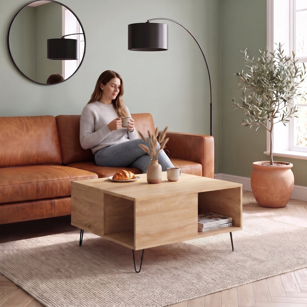 Table basse scandinave carrée avec niche Savia chêne sonoma au quotidien : café du matin depuis le canapé #Couleur_Chêne sonoma