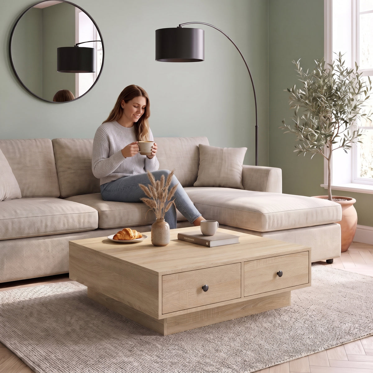 Grande table basse carrée 90x90 avec tiroirs Vasta chêne sonoma au quotidien : café du matin depuis le canapé #Couleur_Chêne sonoma