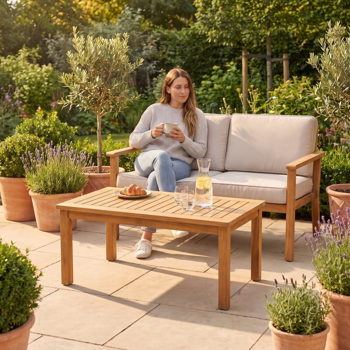 Table basse de jardin en teck massif Timba 90 × 50 × 45,5 cm au quotidien : café du matin au jardin #Dimensions_90 × 50 × 45,5 cm