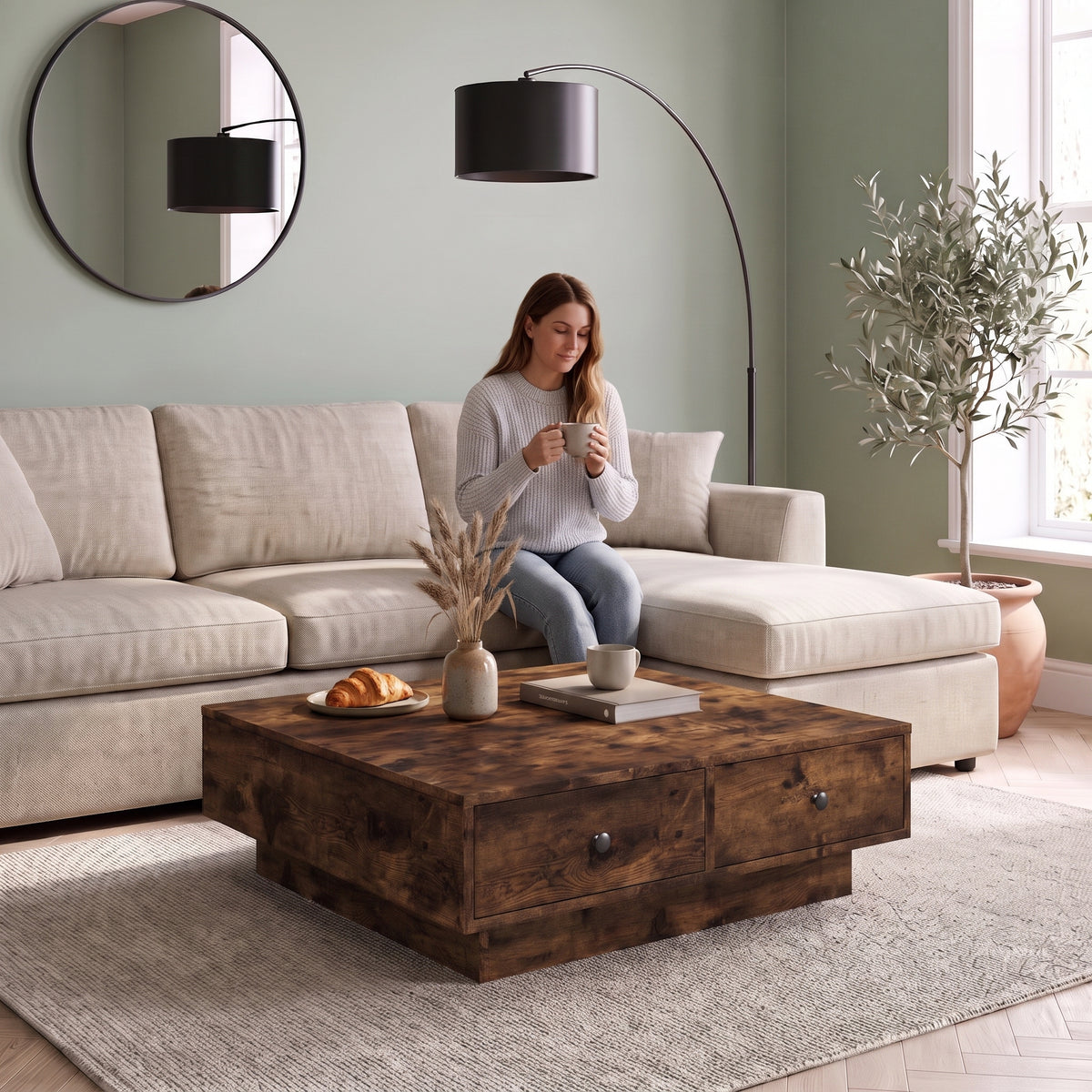 Grande table basse carrée 90x90 avec tiroirs Vasta chêne fumé au quotidien : café du matin depuis le canapé #Couleur_Chêne fumé