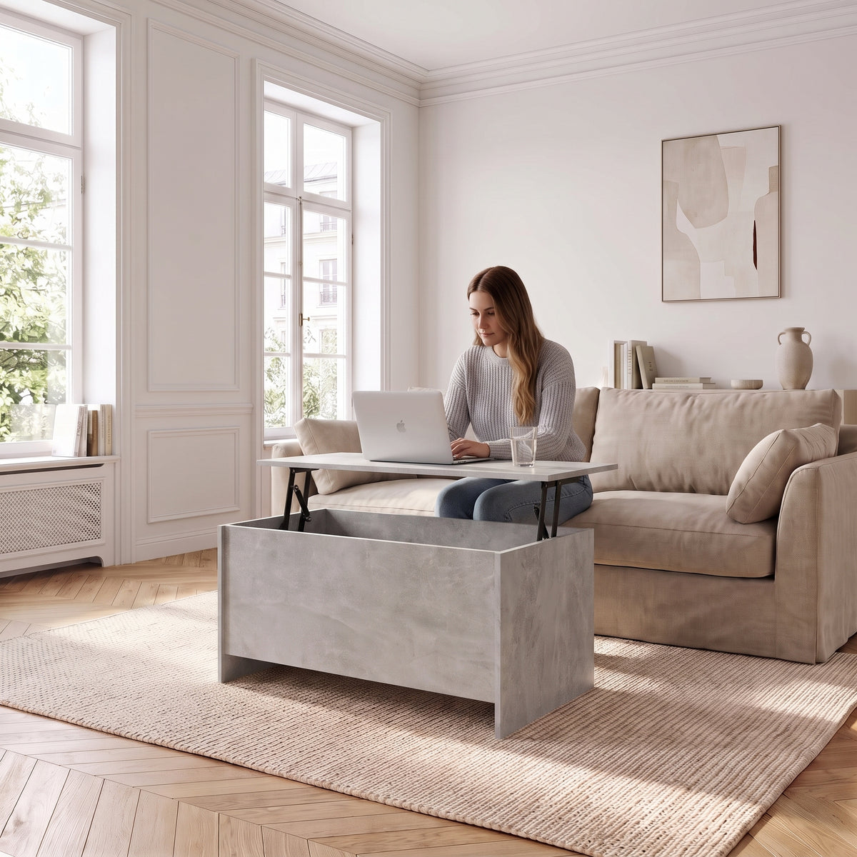 Table basse avec plateau relevable et coffre Velia 102 × 55,5 × 52,5 cm , gris béton au quotidien : télétravail depuis le canapé, ordinateur sur le plateau relevé #Dimensions_102 × 55,5 × 52,5 cm #Couleur_Gris béton