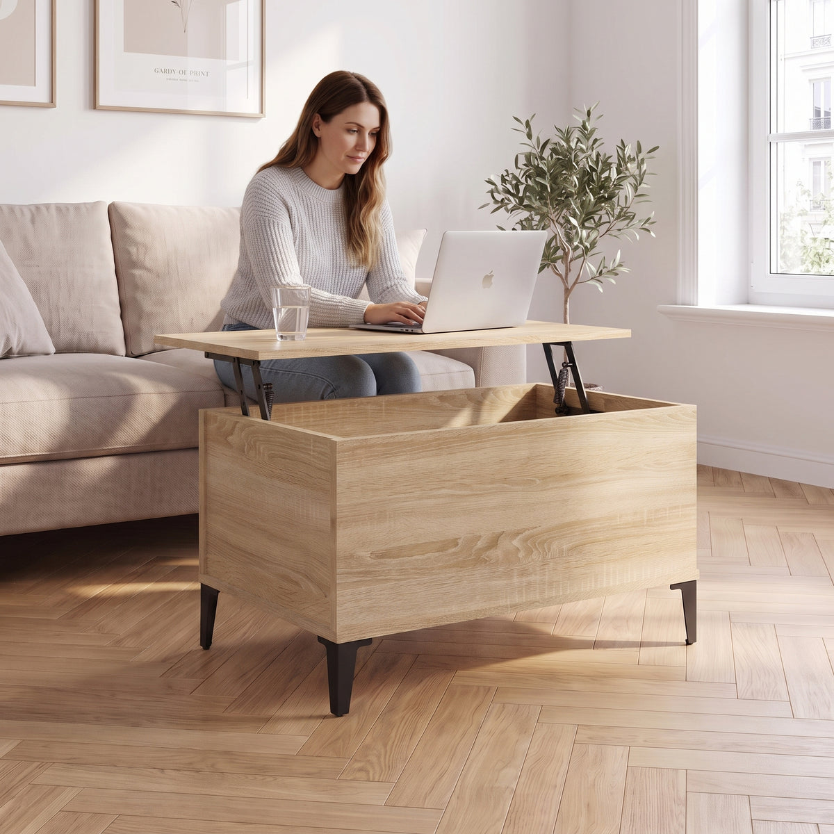 Petite table basse relevable pieds métal Elva 60 × 44,5 × 45 cm , chêne sonoma au quotidien : télétravail depuis le canapé, ordinateur sur le plateau relevé #Dimensions_60 × 44,5 × 45 cm #Couleur_Chêne sonoma