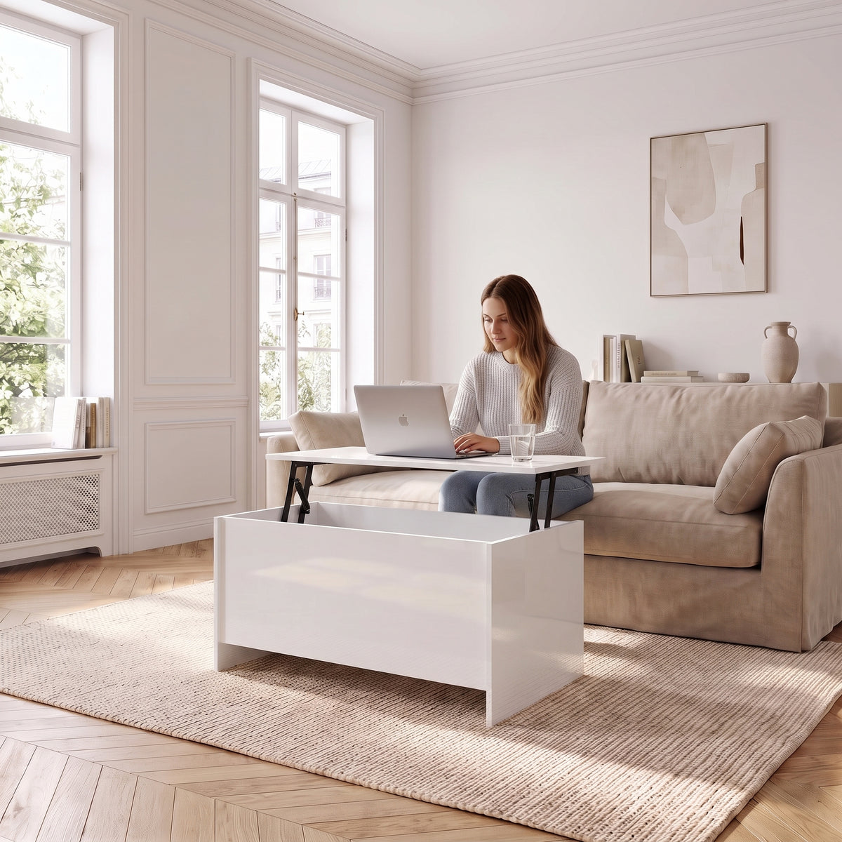 Table basse avec plateau relevable et coffre Velia 102 × 55,5 × 52,5 cm , blanc brillant au quotidien : télétravail depuis le canapé, ordinateur sur le plateau relevé #Dimensions_102 × 55,5 × 52,5 cm #Couleur_Blanc brillant