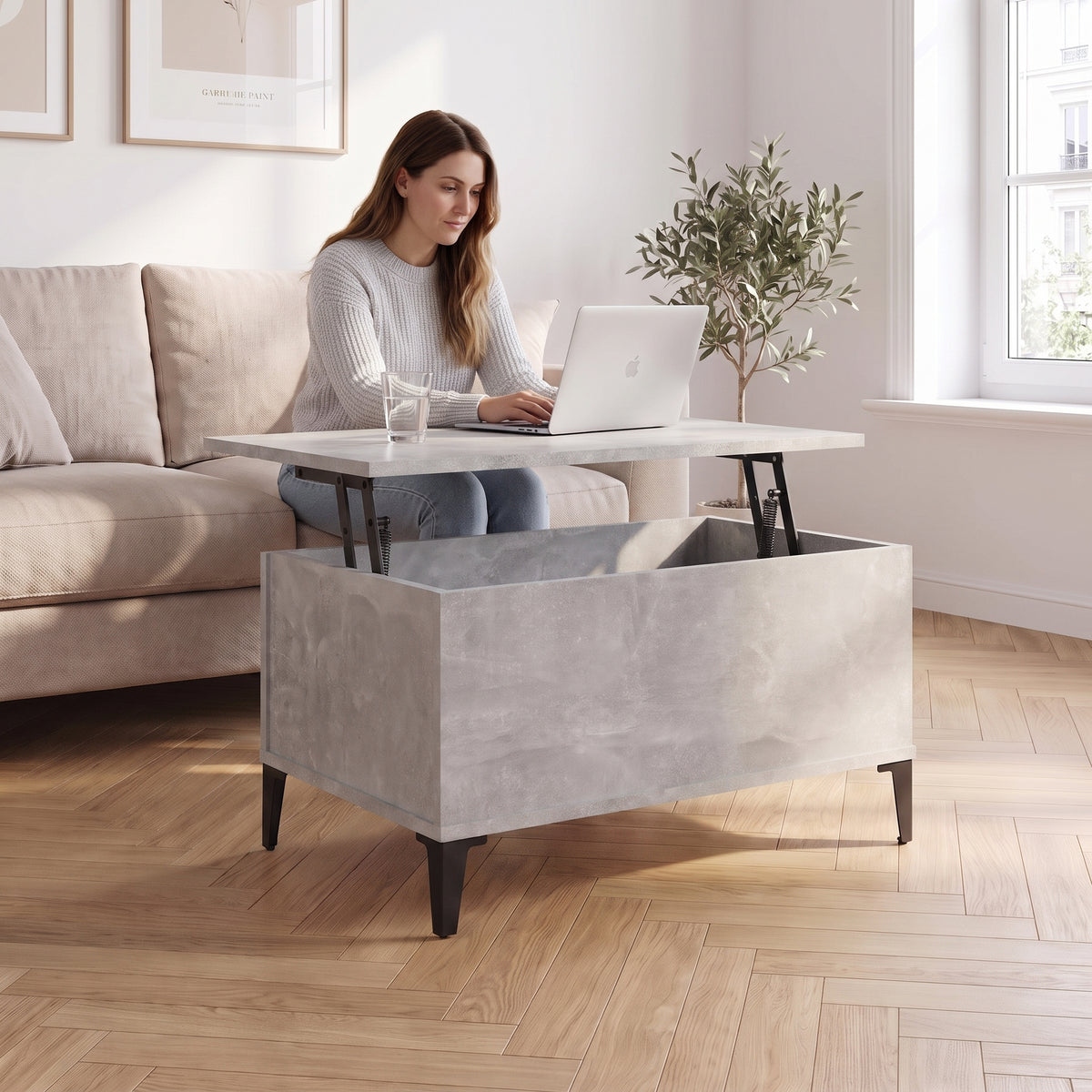 Petite table basse relevable pieds métal Elva 60 × 44,5 × 45 cm , gris béton au quotidien : télétravail depuis le canapé, ordinateur sur le plateau relevé #Dimensions_60 × 44,5 × 45 cm #Couleur_Gris béton