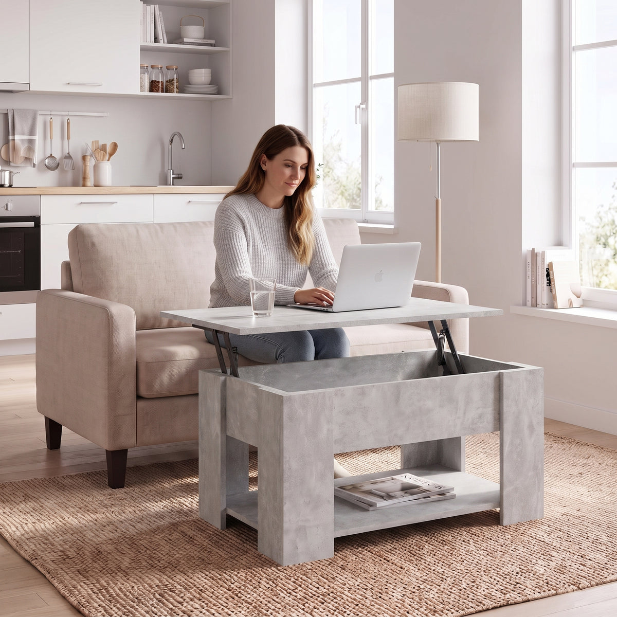 Table basse relevable avec rangement Onda gris béton , 79 × 49 × 41 cm au quotidien : télétravail depuis le canapé, ordinateur sur le plateau relevé #Couleur_Gris béton #Dimensions_79 × 49 × 41 cm
