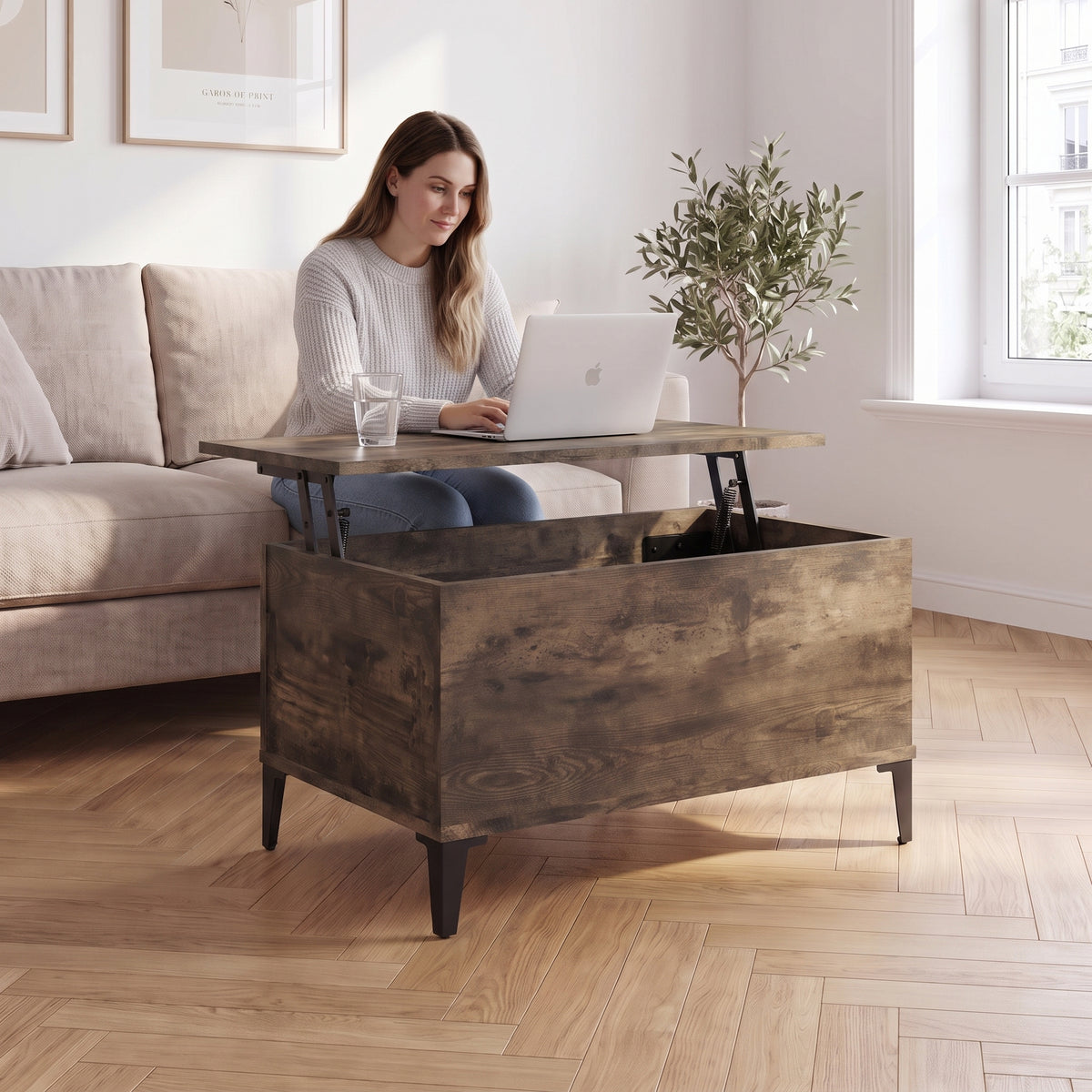 Petite table basse relevable pieds métal Elva 60 × 44,5 × 45 cm , chêne fumé au quotidien : télétravail depuis le canapé, ordinateur sur le plateau relevé #Dimensions_60 × 44,5 × 45 cm #Couleur_Chêne fumé