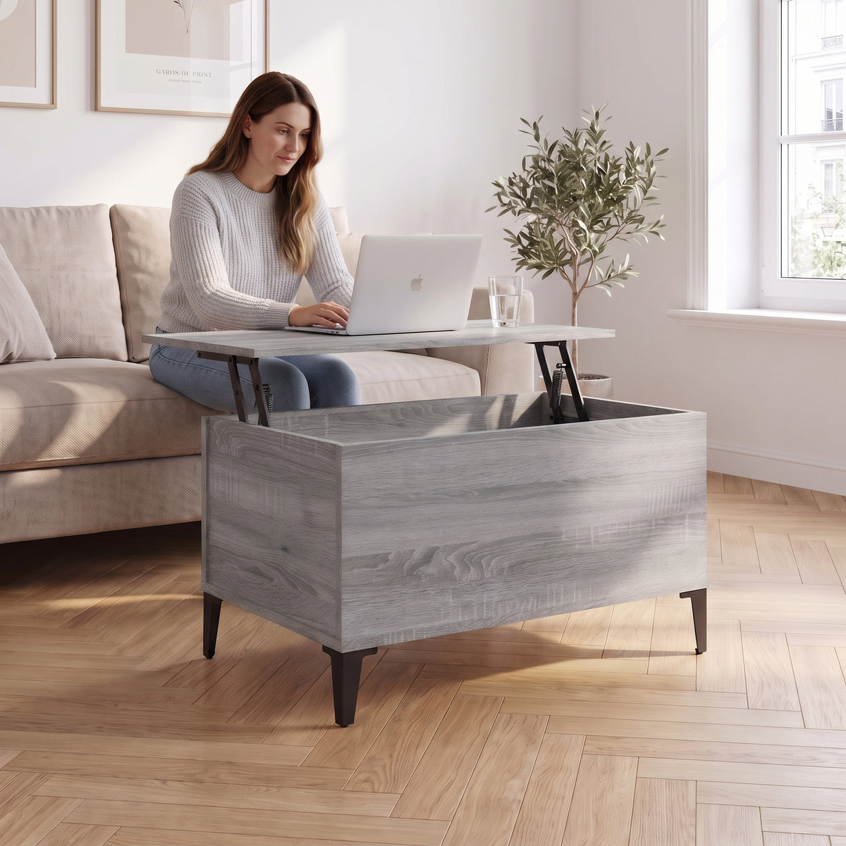 Petite table basse relevable pieds métal Elva 60 × 44,5 × 45 cm , sonoma gris au quotidien : télétravail depuis le canapé, ordinateur sur le plateau relevé #Dimensions_60 × 44,5 × 45 cm #Couleur_Sonoma gris