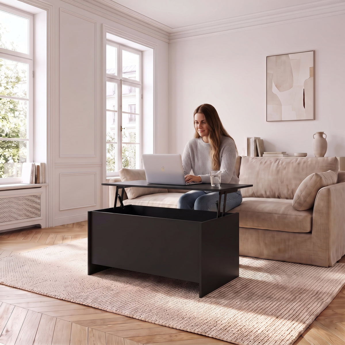 Table basse avec plateau relevable et coffre Velia 80 × 55,5 × 41,5 cm , noir au quotidien : télétravail depuis le canapé, ordinateur sur le plateau relevé #Dimensions_80 × 55,5 × 41,5 cm #Couleur_Noir