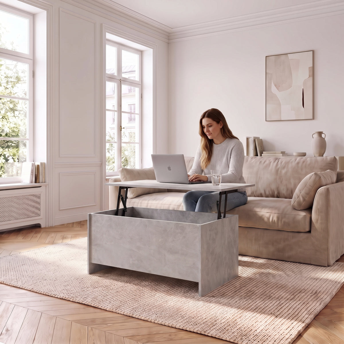 Table basse avec plateau relevable et coffre Velia 80 × 55,5 × 41,5 cm , gris béton au quotidien : télétravail depuis le canapé, ordinateur sur le plateau relevé #Dimensions_80 × 55,5 × 41,5 cm #Couleur_Gris béton