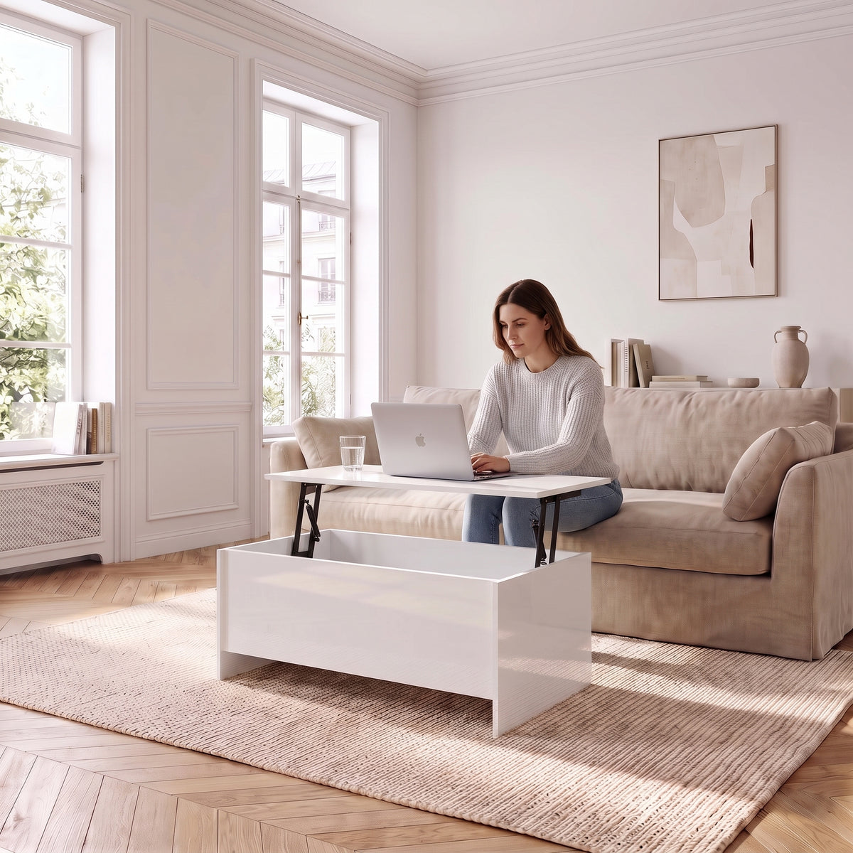 Table basse avec plateau relevable et coffre Velia 80 × 55,5 × 41,5 cm , blanc brillant au quotidien : télétravail depuis le canapé, ordinateur sur le plateau relevé #Dimensions_80 × 55,5 × 41,5 cm #Couleur_Blanc brillant