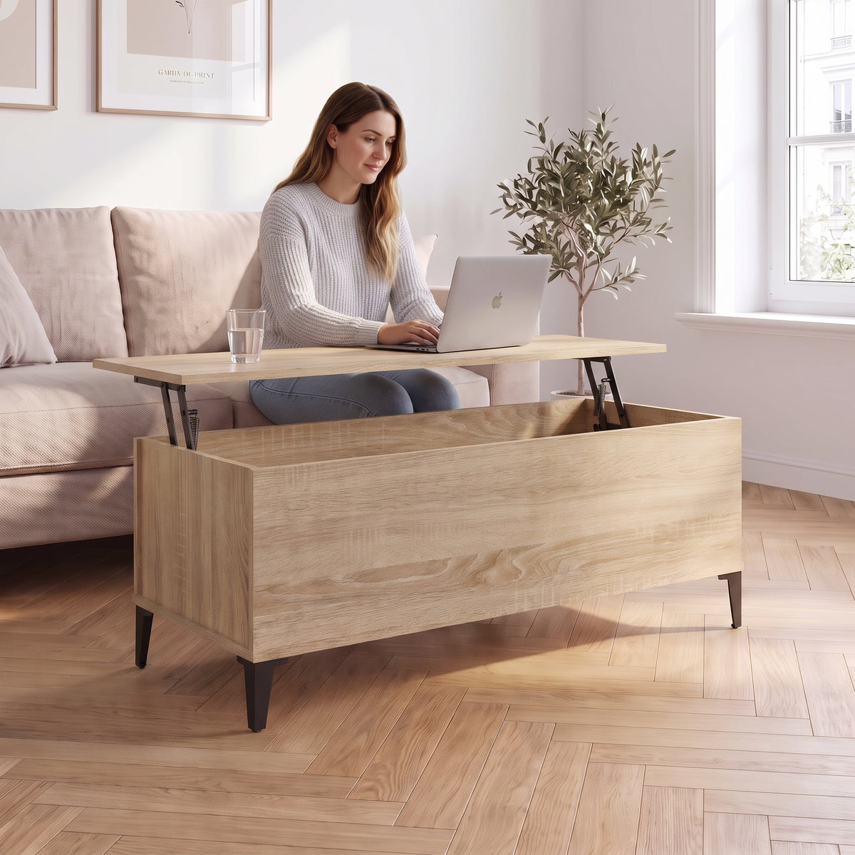 Petite table basse relevable pieds métal Elva 90 × 44,5 × 45 cm , chêne sonoma au quotidien : télétravail depuis le canapé, ordinateur sur le plateau relevé #Dimensions_90 × 44,5 × 45 cm #Couleur_Chêne sonoma