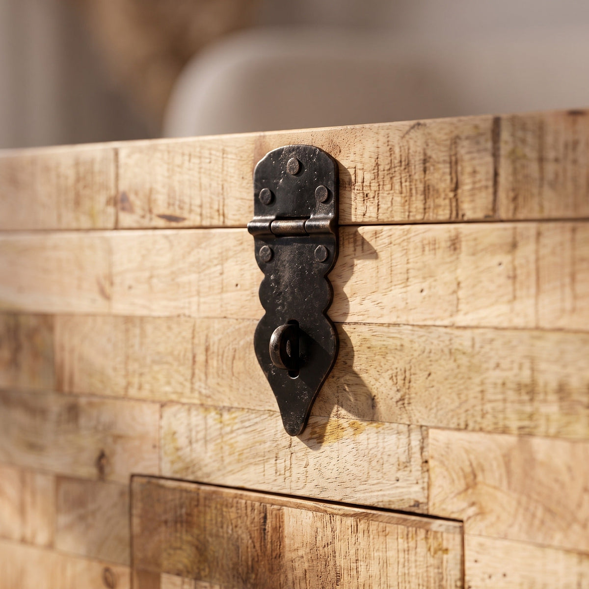 Détail du fermoir forgé sur le damier de manguier — Madera bois naturel #Couleur_Bois naturel