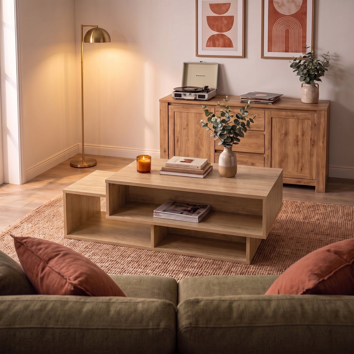 Table avec étagère Mezza, chêne sonoma, ambiance du soir #Couleur_Chêne sonoma