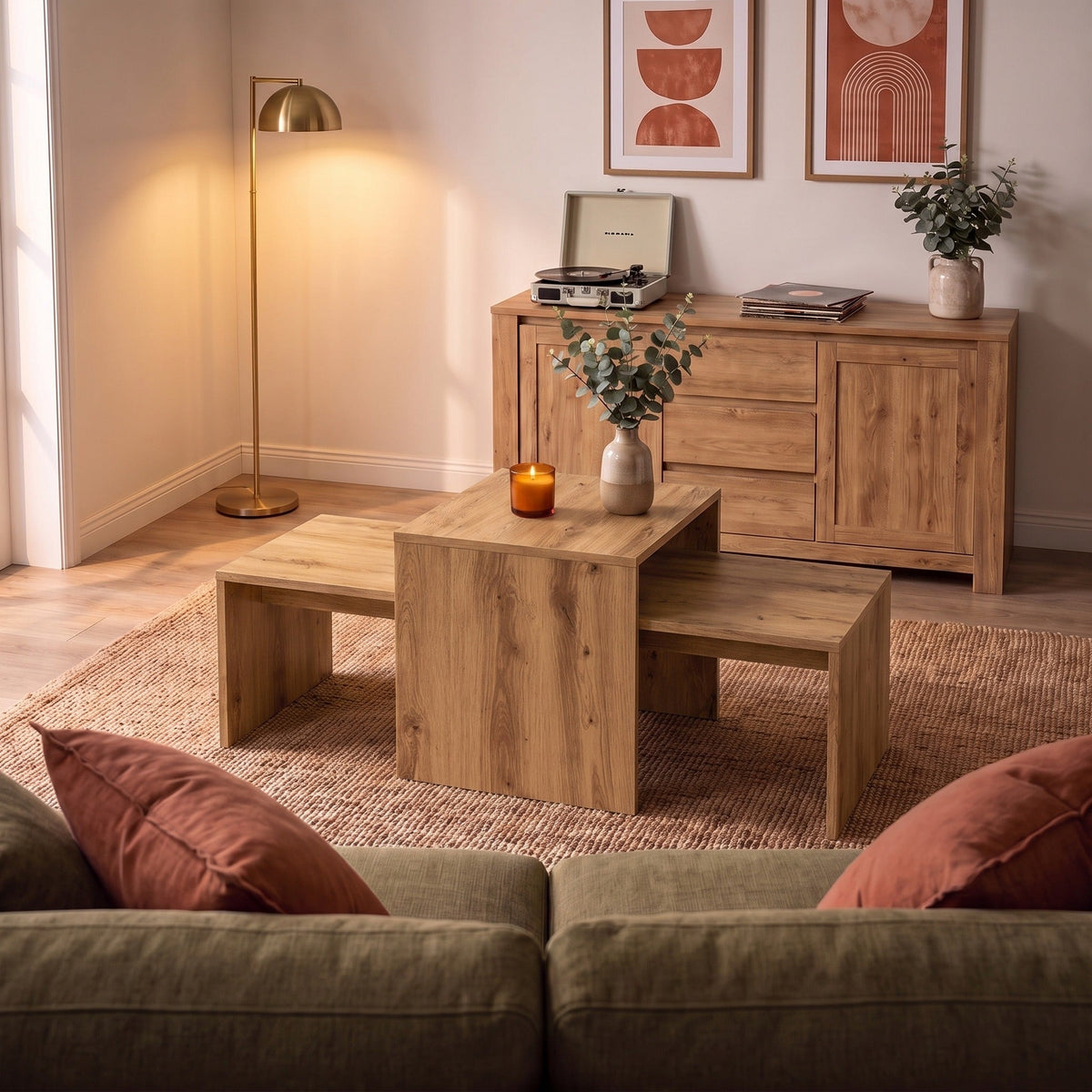 Tables Nesta chêne artisanal dans un salon chaleureux au soir — Maison Rovena #Couleur_Chêne artisanal